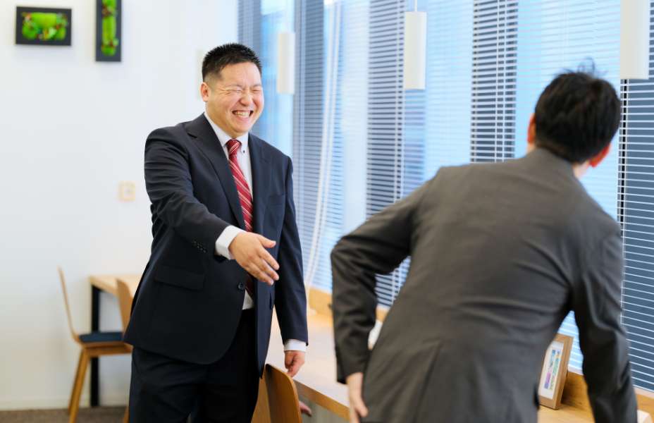 役職ではなく「〜さん」付け